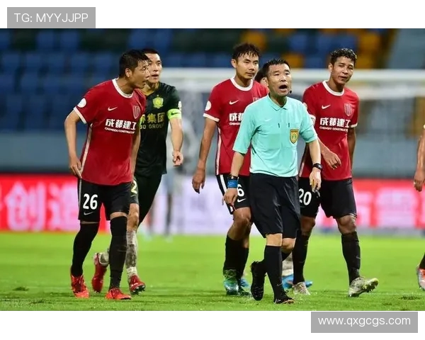 南京足球队与成都足球队赛后复盘团队协作的成功与不足分析